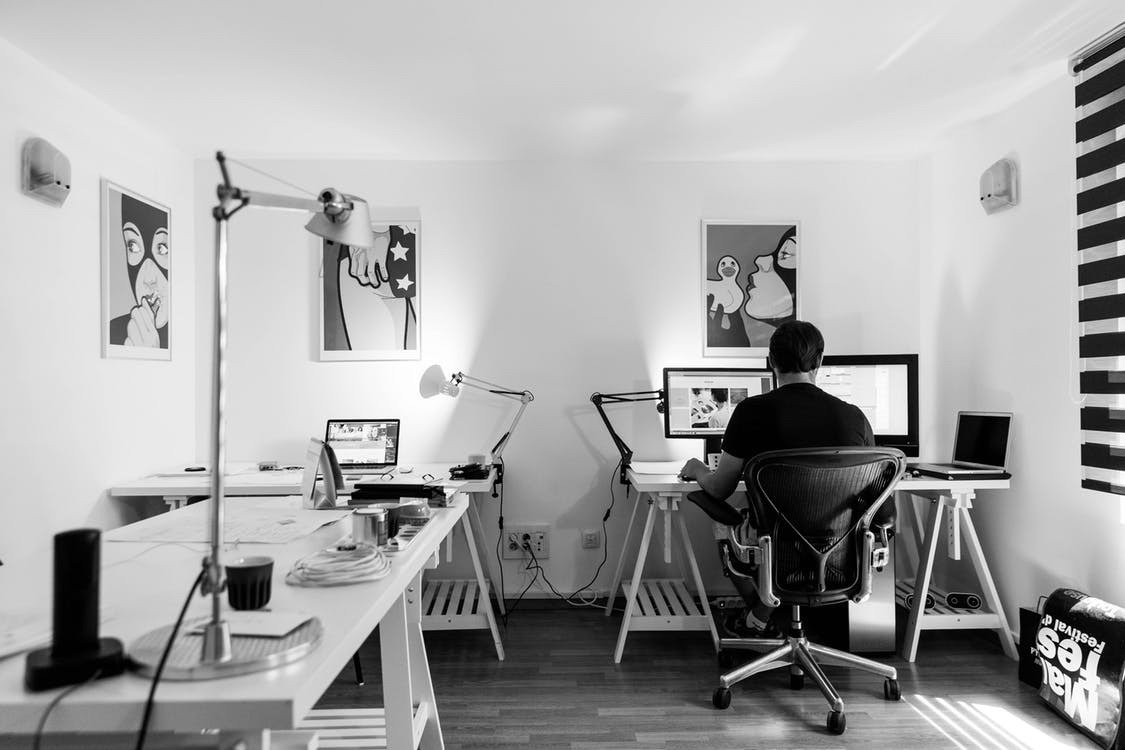 Rörelse och ergonomi viktigt kontor arbeide