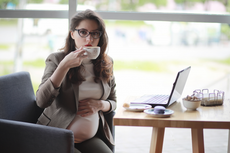 32500759-pregnant-woman-working-on-computer-in-cafe